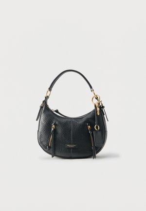 Sac à main en cuir noir texturé avec une poignée courte, des détails en fermeture éclair dorée et un porte-clés suspendu sur un fond clair uni.