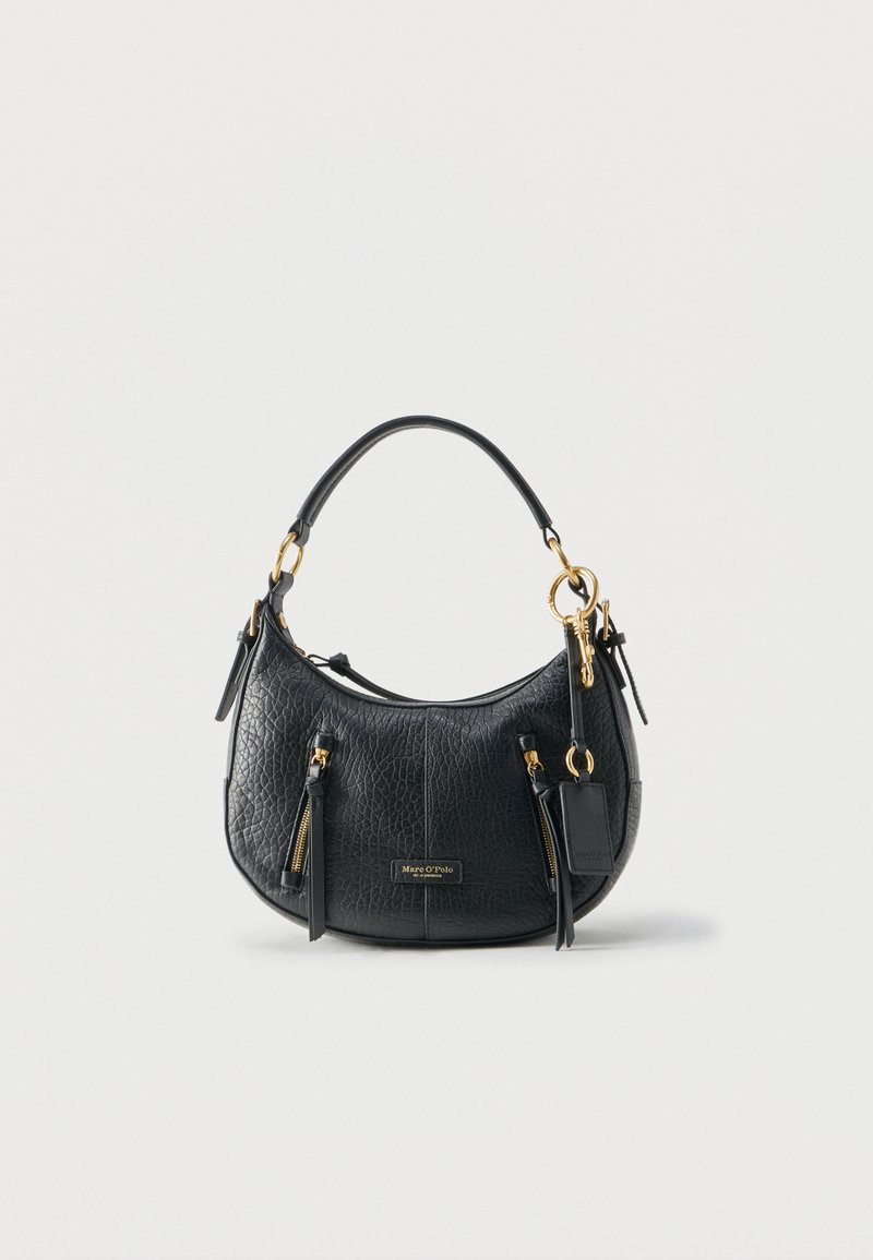 Μαύρη τσάντα χειρός από υφή δέρματος με κοντή λαβή, χρυσές λεπτομέρειες φερμουάρ και κρεμαστό μπρελόκ σε απλό ανοιχτό φόντο.