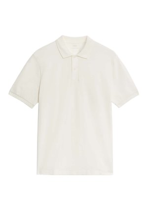 Polo bianca in morbido cotone, con collo classico, maniche corte e patta con tre bottoni, senza motivi o accenti visibili.