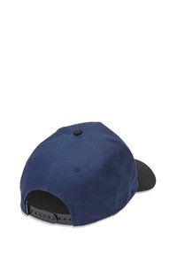 Casquette de baseball bleu marine avec visière noire et bandeau ajustable ; fabriquée en tissu tissé, dotée d'œillets de ventilation et d'un bouton à l'arrière.