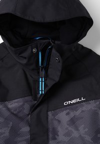 Svart vattentät jacka med huva, som har prickiga grå paneler, blå blixtlåsdetaljer och logotypen "O'Neill" framtill.