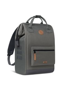 Sac à dos gris foncé avec un tissu texturé, des poignées supérieures, des bretelles ajustables, une poche zippée à l'avant et un patch en cuir brun.