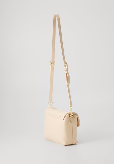 Borsa a tracolla beige realizzata in materiale liscio con cima piegata, tracolla regolabile e hardware dorato. Forma rettangolare compatta.