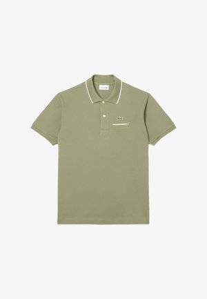 Koszulka polo w stonowanym oliwkowym kolorze, wykonana z teksturowanej tkaniny. Posiada klasyczny kołnierzyk, zapięcie na dwa guziki oraz haftowane logo na piersiach.