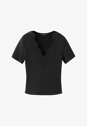 Črna kratka majica iz rebrastega pletenega blaga z globokim V-izrezom, okrašena z izrezanimi čipkami ob izrezu.