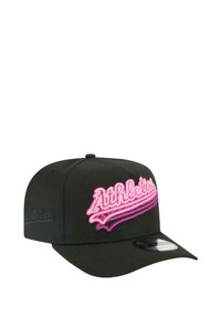 Schwarze Kappe mit strukturiertem Design, das rosa gestickten Text "Athletics" und dekorative Linien auf der Vorderseite zeigt. Flacher Schirm, aus Polyester-Material.