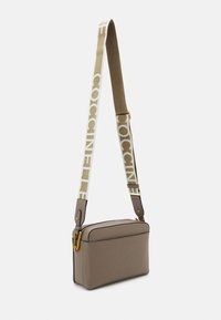 Coccinelle LIYA SIGNATURE - Taška s příčným popruhem - warm taupe