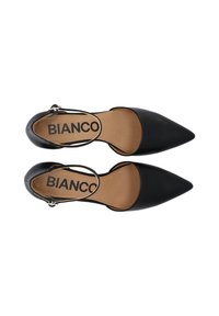 Mustat, teräväkärkiset slingback-kengät, jotka on valmistettu sileästä nahasta. Kengissä on pehmustettu tanskalainen sisäpohja, jossa on "BIANCO"-logo, ja säädettävä solki.