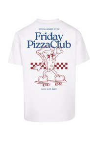 Weißes Baumwoll-T-Shirt mit einem Cartoon-Pizza-Charakter auf einem Skateboard, mit rotem und blauem Text: "Offizielles Mitglied des Friday PizzaClub."