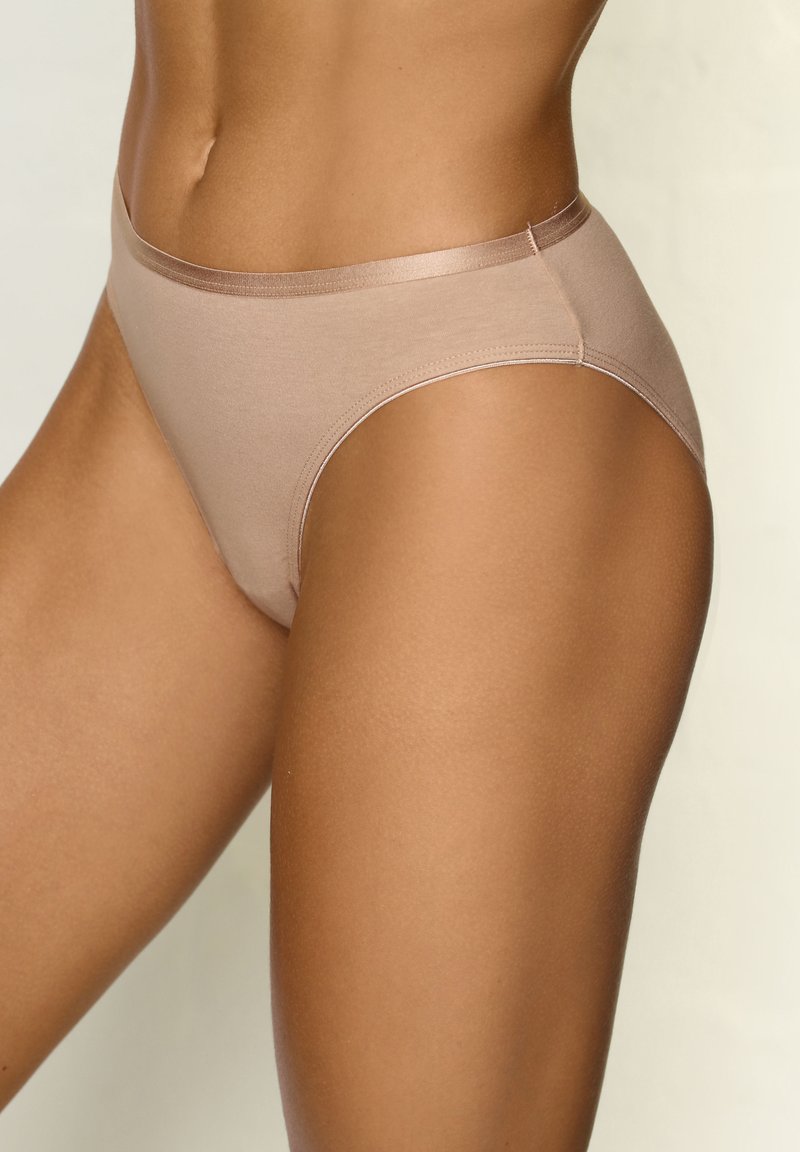 Beige Baumwolljersey-Slip mit glatter Textur, nahtlosen Kanten und einem mittelhohen Schnitt. Leichtes Design mit bequemer Passform.