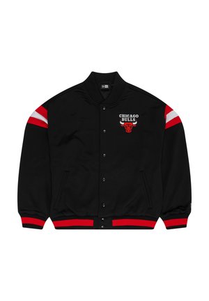 Veste varsity noire avec des rayures rouges sur les manches. Présente le logo "Chicago Bulls" en blanc et rouge. Col et poignets côtelés. Fermeture à boutons-pression.