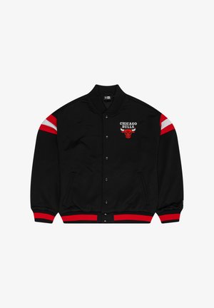 Sort varsity jakke med røde striber på ærmerne. Har "Chicago Bulls" logo i hvidt og rødt. Ribbet krave og manchetter. Trykknaplukning.