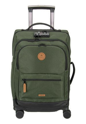 Grüner Stoffkoffer mit Fronttaschen, schwarzen Rollen, Teleskopgriff, seitlichem Griff und integriertem Zahlenschloss.