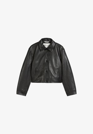 Jacket cropped in pelle nera con colletto, bottoni frontali e due tasche laterali. Tessuto liscio e vestibilità su misura.