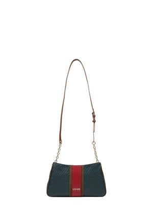Bolso pequeño negro con patrón en relieve, franja vertical central roja y marrón, cadena dorada y correa ajustable de cuero marrón para el hombro.