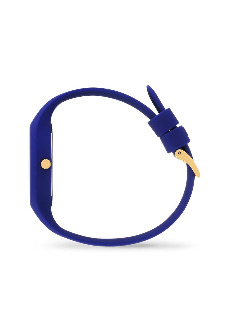 Reloj de silicona azul con una esfera cuadrada, herrajes dorados y una textura suave. Presenta un cierre de hebilla y un diseño minimalista.