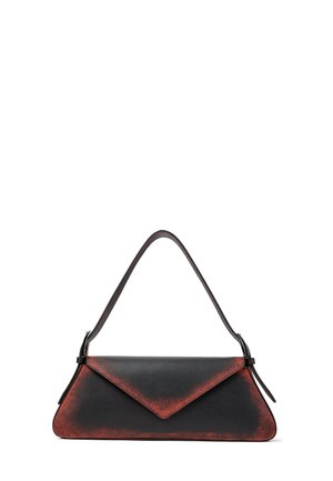 Zwart-rode leren handtas met een verweerd uiterlijk, een driehoekige klep en een enkele bovenste handgreep met gespsluitingen aan de uiteinden van de riem.