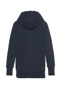 Marineblauwe hoodie met een gladde textuur, geribde manchetten en zoom. Het heeft een eenvoudig ontwerp zonder zichtbare logo's of versieringen.
