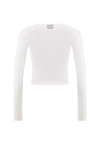 Crop top bianco a maniche lunghe realizzato in un tessuto morbido e leggero, con scollatura arrotondata e costruzione senza cuciture.