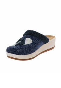 Zoccoli blu navy con tomaia in maglia testurizzata, colletto in morbido ecopelliccia e suola a zeppa di colore chiaro. Presentano un dettaglio decorativo a patch.