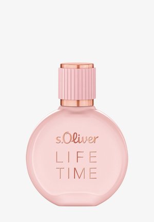 Flacon de parfum rond rose avec un bouchon cannelé et l'inscription « s.Oliver LIFE TIME » en lettres dorées roses sur le devant.
