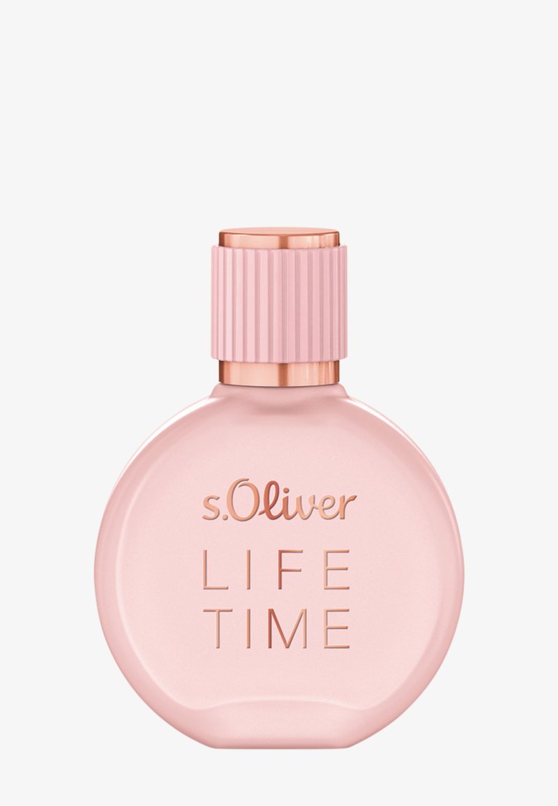 Flacon de parfum rond rose avec un bouchon cannelé et l'inscription « s.Oliver LIFE TIME » en lettres dorées roses sur le devant.