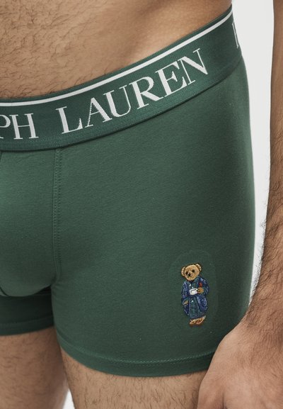 Зелени боксерки с бял колан "Ralph Lauren" и малко бродирано мече с син халат на предното бедро.