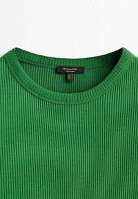 Grüner, gerippter Strickpullover mit Rundhalsausschnitt und schwarzem Größen- und Markenetikett, das im Kragen eingenäht ist.