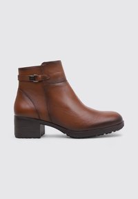 Botas de piel marrón hasta el tobillo con punta redondeada y tacón cuadrado. Presentan un detalle de hebilla lateral y una textura suave.