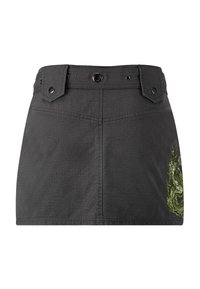 Grijze minirok van een textuurstof, met een decoratieve groene drakenborduring aan de onderzijde rechts en drukknopen als accenten.