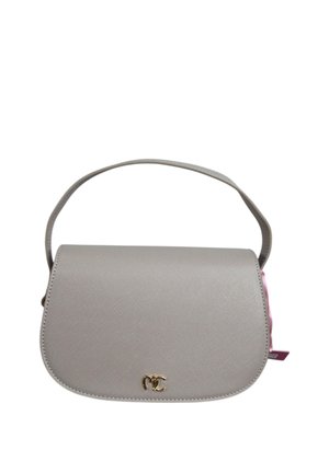 Piccola borsa a tracolla in pelle grigia con finitura testurizzata, patta curva, logo MC dorato e manico con tracolla singola.