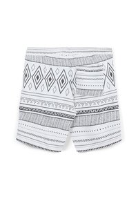 Shorts blancs avec des motifs géométriques et des rayures noirs, comportant une poche arrière du côté droit.