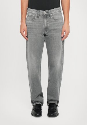Grijze spijkerbroeken van denim met een rechte pasvorm, voorzien van vijf zakken, een knoopsluiting en subtiele vervaging. Draag ze met zwarte schoenen.