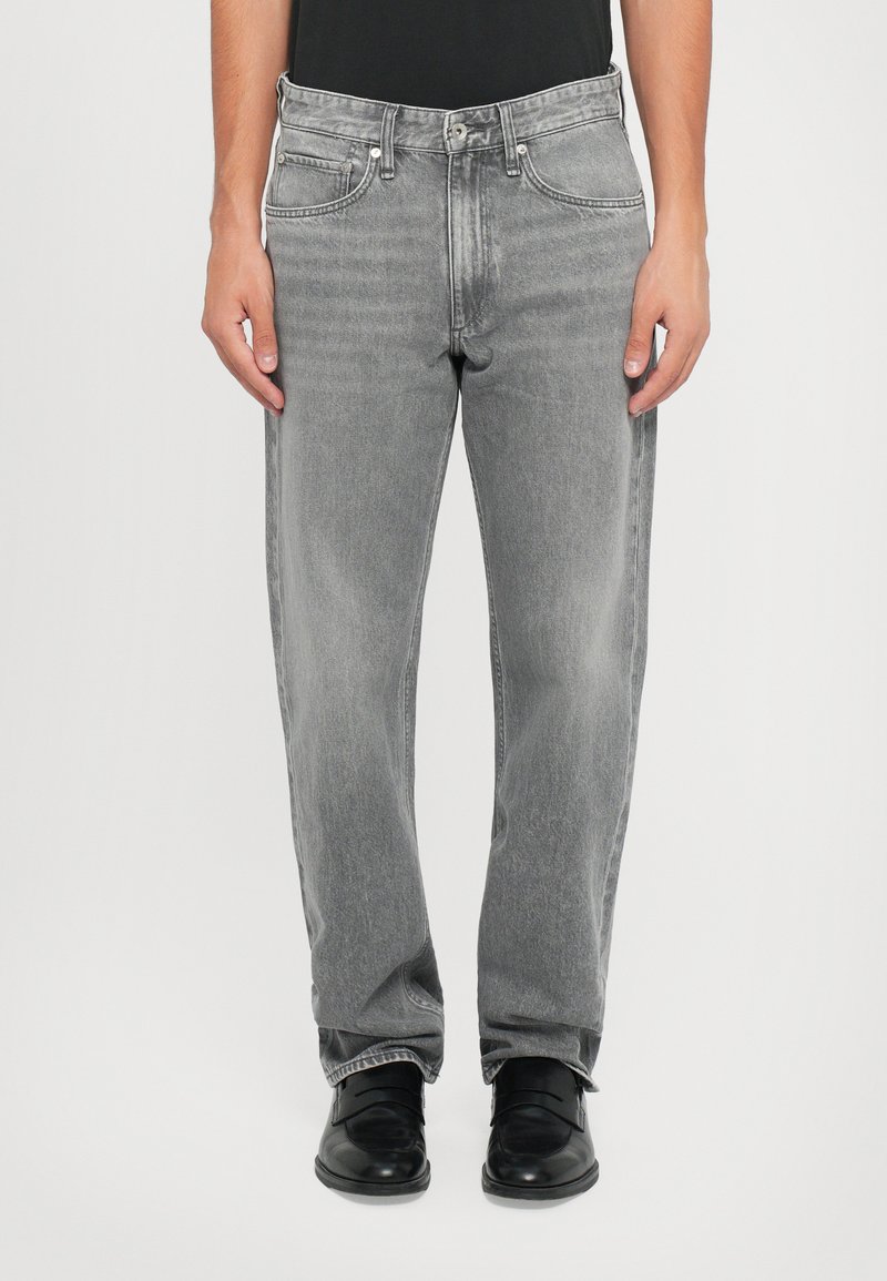 Grijze spijkerbroeken van denim met een rechte pasvorm, voorzien van vijf zakken, een knoopsluiting en subtiele vervaging. Draag ze met zwarte schoenen.