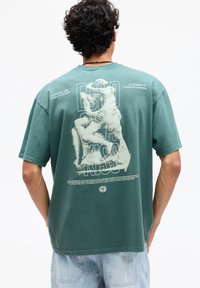 PULL&BEAR - LE BAISER GRAPHIC - T-shirt con stampa - green Immagine in miniatura 1