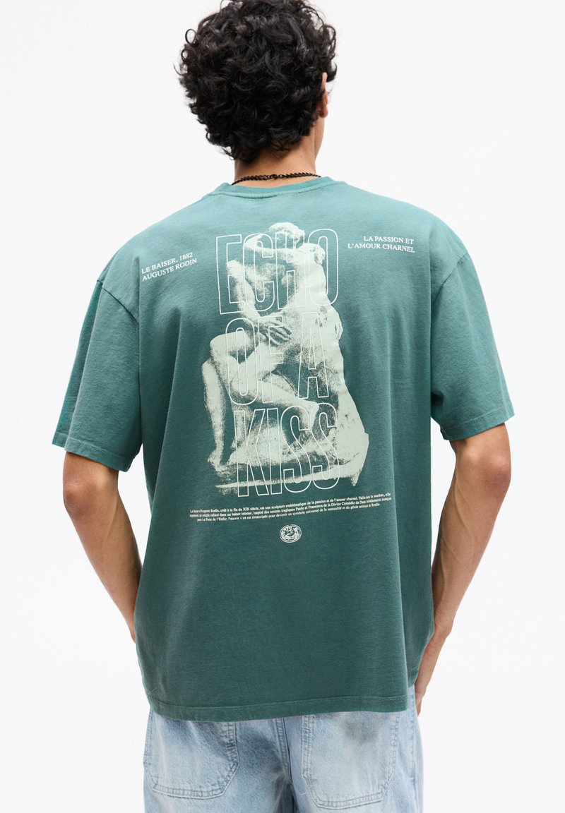 PULL&BEAR - LE BAISER GRAPHIC - T-shirt con stampa - green, Ingrandire