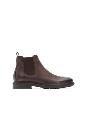 Stivale Chelsea in pelle marrone con pannelli laterali elasticizzati, punta arrotondata e tacco in gomma basso. Presenta una linguetta sul retro per un facile indossamento.