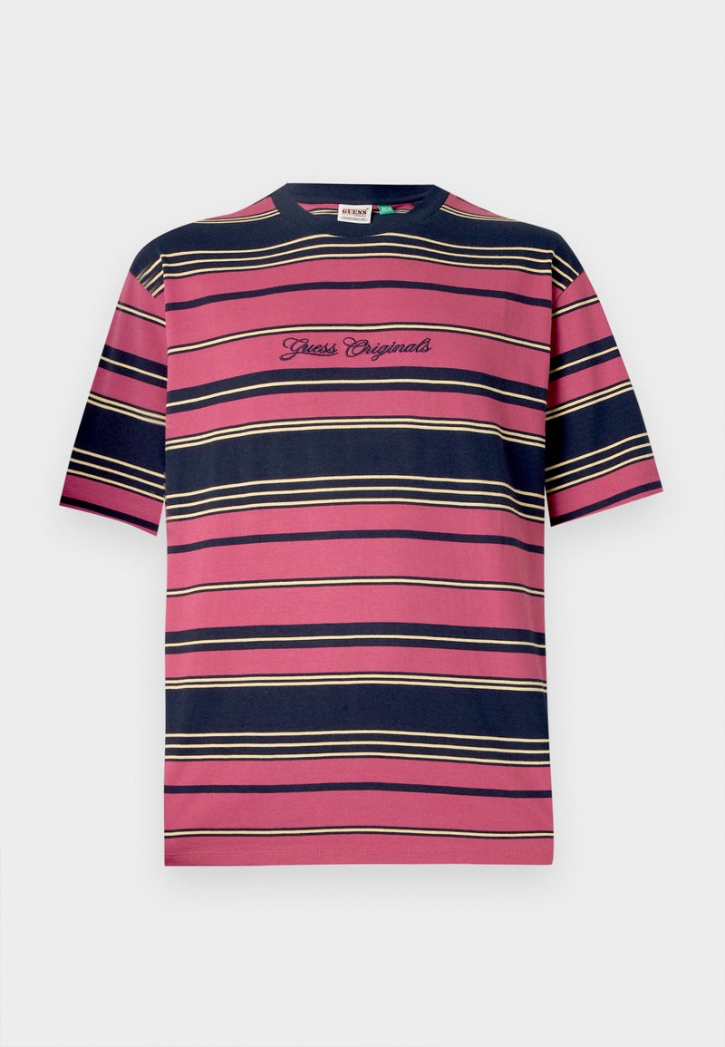 Gestreept T-shirt in roze, marineblauw en roomwit. Korte mouwen, ronde hals, met "Guess Originals" geborduurd in donker bordeaux over de borst.