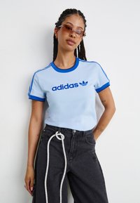 adidas Originals GRAPHIC BADGE SLIM 3-STRIPES - Triko s potiskem - clear sky