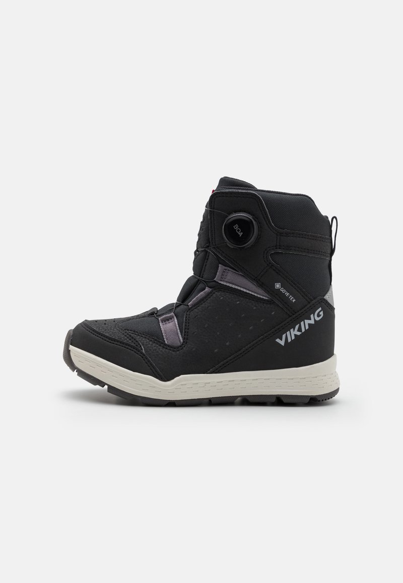 Bottes noires imperméables avec une tige texturée, système de laçage Boa, col rembourré et semelle en caoutchouc blanche. Présente un logo sur le côté.