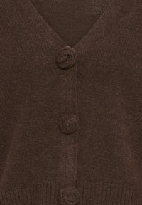 Gilet en maille marron à col en V et trois boutons ronds en maille assortis sur le devant.