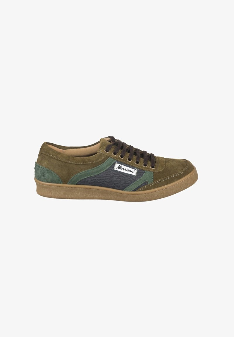 Zapatilla de ante verde con detalles en gris, cordones marrones y un panel texturizado. Cuenta con una suela texturizada y una etiqueta en el lateral.