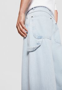 Karl Kani RETRO BAGGY WORKWEAR - Blugi loose fit - bleached blue