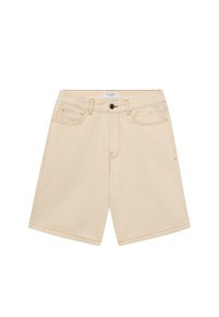 Shorts de mezclilla beige con corte recto, cinco bolsillos y costuras en contraste. Cierre frontal con botón y cremallera. Textura suave.