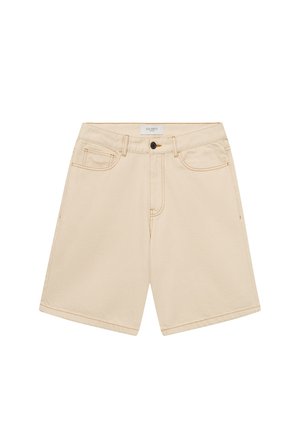 Pantaloni shorts in denim beige con taglio dritto, cinque tasche e cuciture a contrasto. Chiusura frontale con bottone e zip. Texture liscia.