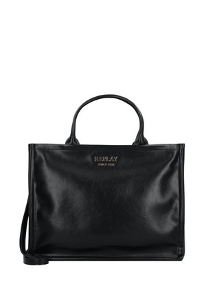 Zwarte leren tote bag met een gladde textuur, voorzien van twee handvatten en een afneembare schouderriem. Gouden reliëflogo aan de voorkant.