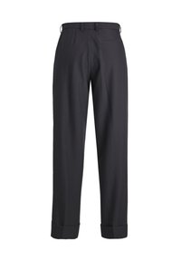 Tmavé kalhoty na míru vyrobené z hladkého materiálu, s rovnými nohavicemi, manžetami a předními sklady. Obsahují zadní kapsu.