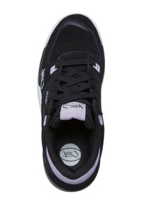 Baskets noires avec une tige texturée, comportant des accents lavande et une languette rembourrée. Comprend des lacets avec des perforations pour la respirabilité.