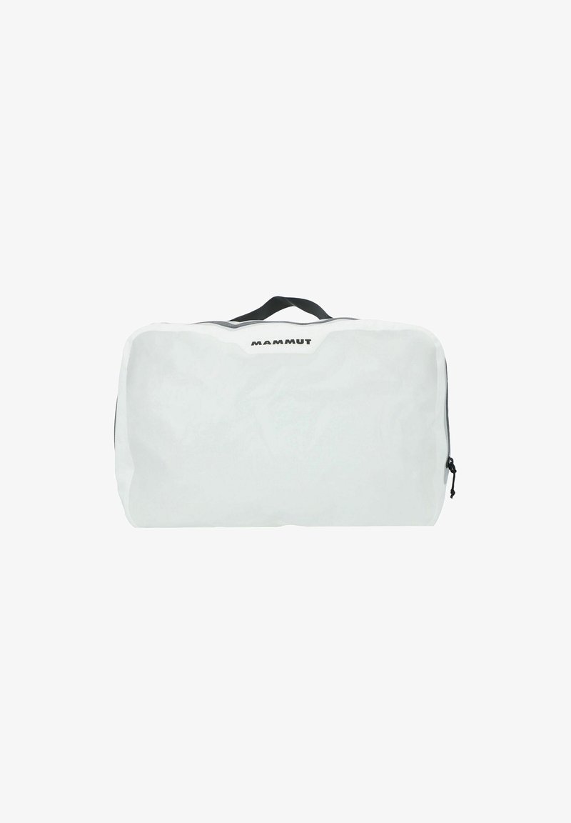 Bolso Mammut blanco de forma rectangular, hecho de un material suave. Cuenta con un asa superior negra y un cierre de cremallera a lo largo del costado.