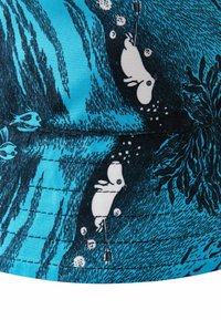 Kapelusz typu bucket z niebieskim tłem i białymi wzorami królików i ryb. Wykonany z gładkiego materiału z widocznymi detalami szycia.